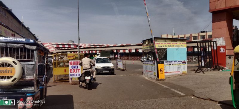 भोपाल रेलवे स्टेशन के सार्वजनिक रास्ते पर ही लगा दिया पेड पार्किंग के बेरियर