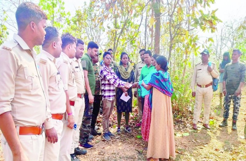 Forest workers giving immediate compensation amount to the relatives of the deceased.