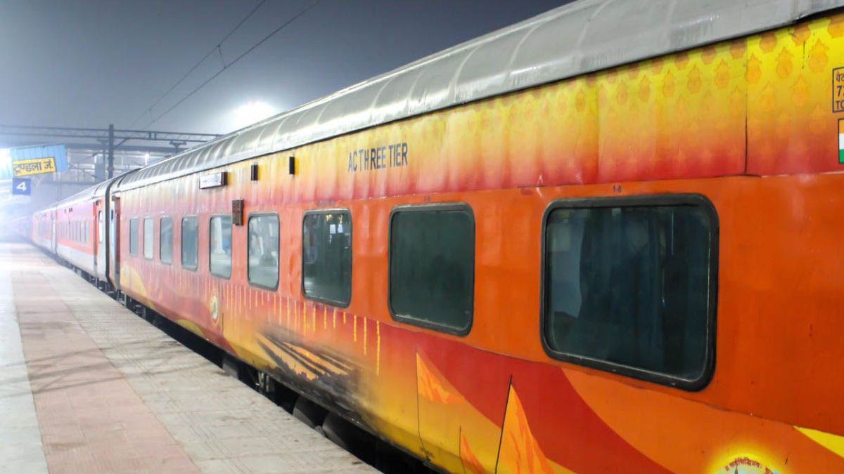 Pyaraj Express प्रयागराज एक्सप्रेस से चादर चोरी करने वाले दो हाई प्रोफाइल यात्री ...
