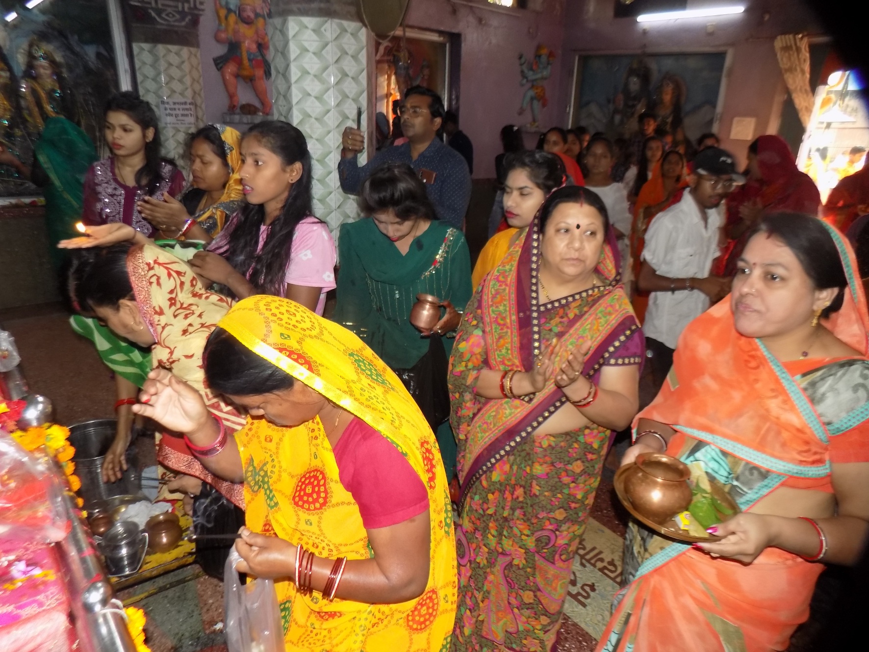 Video Story- चैत्र नवरात्र : माता के मंदिरो में गूंजे मां के जयकारे, जल चढ़ाने
उमड़ी भीड़