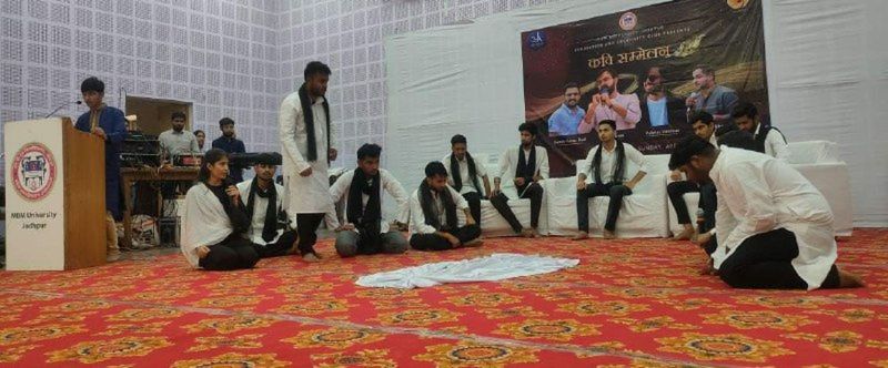 MBM University: एमबीएम विवि में हुआ कवि सम्मेलन
