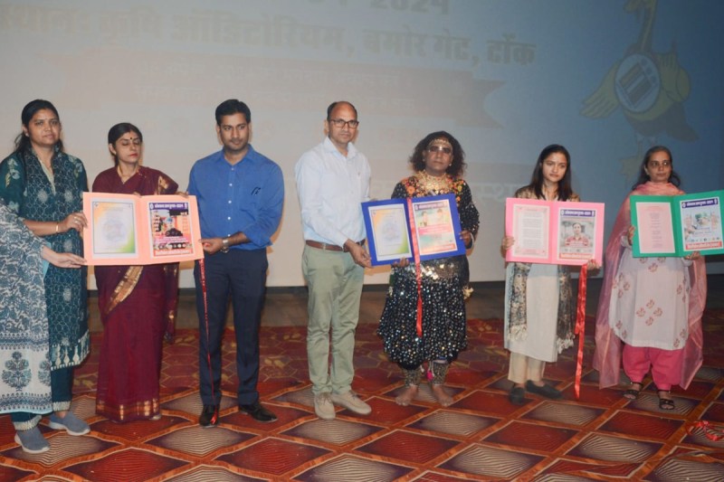 वोट फॉर नेशन से दिया मतदान का संदेश, पोस्टरों ओर मतदान गीतों का किया विमोचन