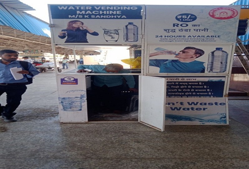 यात्रियों से एक लीटर पानी के वसूल रहे आठ की जगह दस रूपए