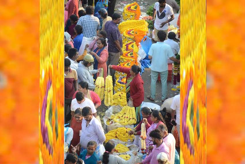 PHOTO उत्‍सव मनाने की तैयारी, उगादी से पूर्व खरीदारी में जुटे बेंगलूरुवासी