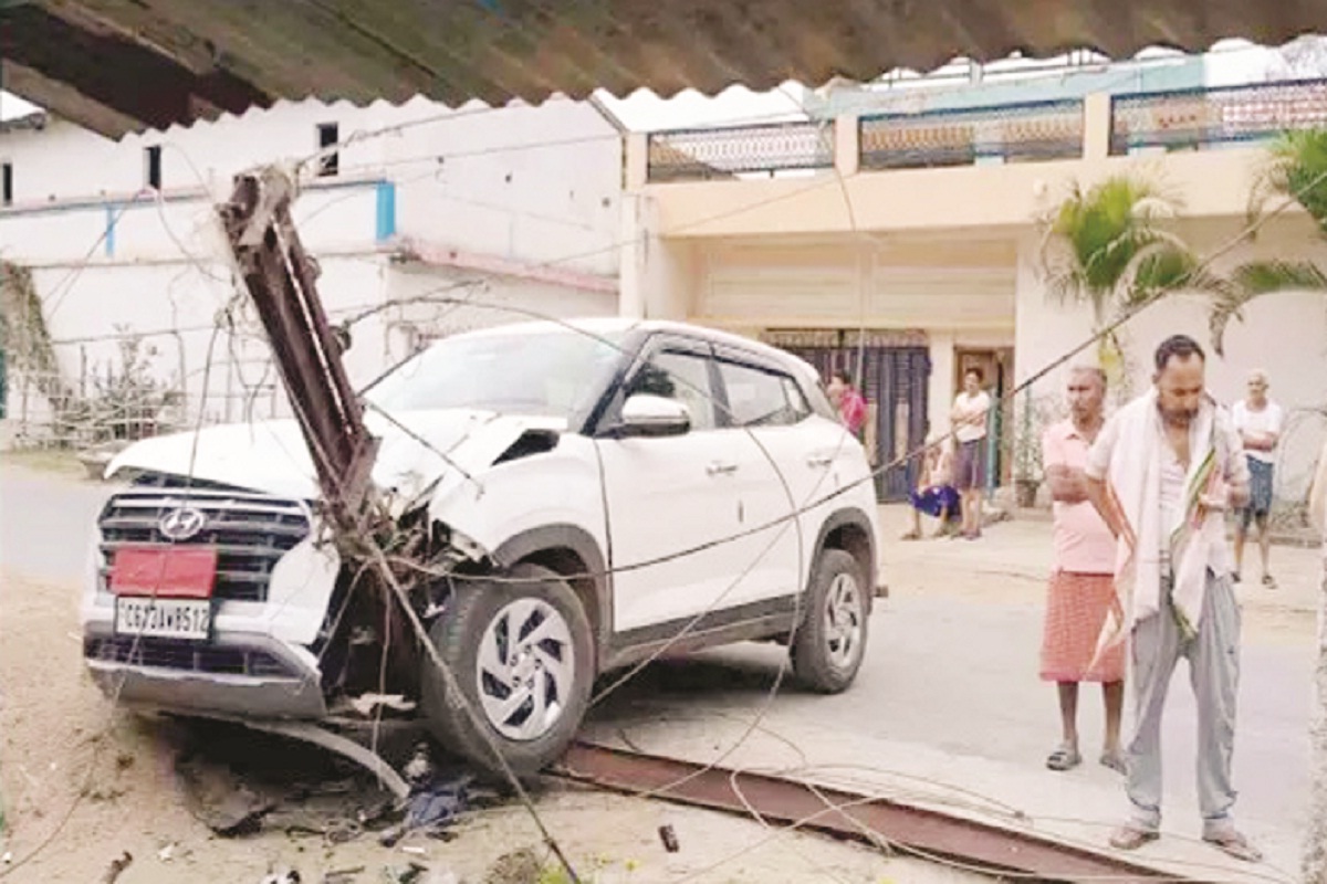 Jashpur Nagar: कार खंभे से टकराई, बिजली की आपूर्ति हुई बाधित