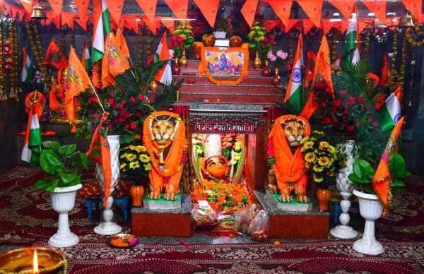 भक्तों की भीड़ माता के दर्शन के साथ ज्योत कलश की भी दर्शन का लाभ उठा रहे है। 