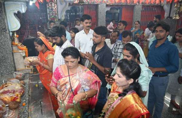  माता का सुंदर श्रृंगार किया गया।