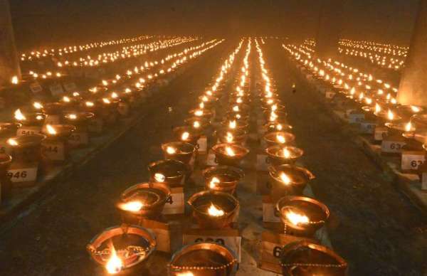 माता के आसपास तिरंगा झंडा  और भगवान राम का झंड़ा मंदिर के अंदर लगाया गया है।