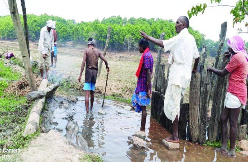 कन्हर नदी के उद्गम पर नदी की धारा को ठीक करते गांव के लोग।