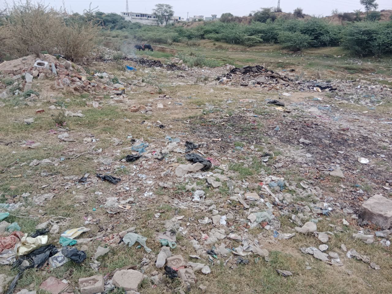 तीर्थनगरी श्रीमहावीरजी में कचरा डिपो बनी गंभीर नदी, दुर्गंध से रहती हालत खराब