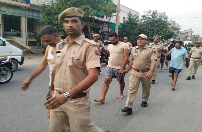 मारपीट कर जमीन पर कब्जा करने वाले बदमाशों का निकाला जुलूस