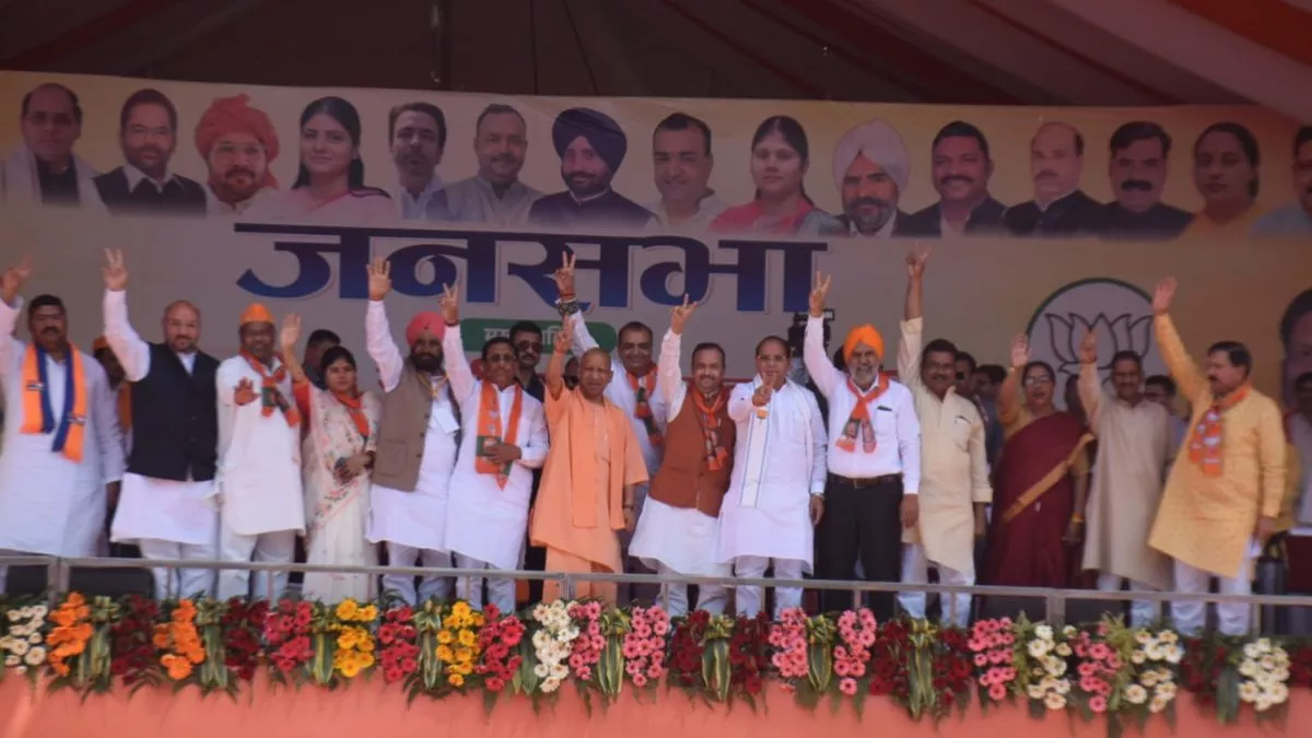 CM Yogi In Rampur: रामपुर पहुंचे सीएम योगी आदित्यनाथ विपक्ष पर जमकर बरसे, जनता
को गिना दी ये बातें