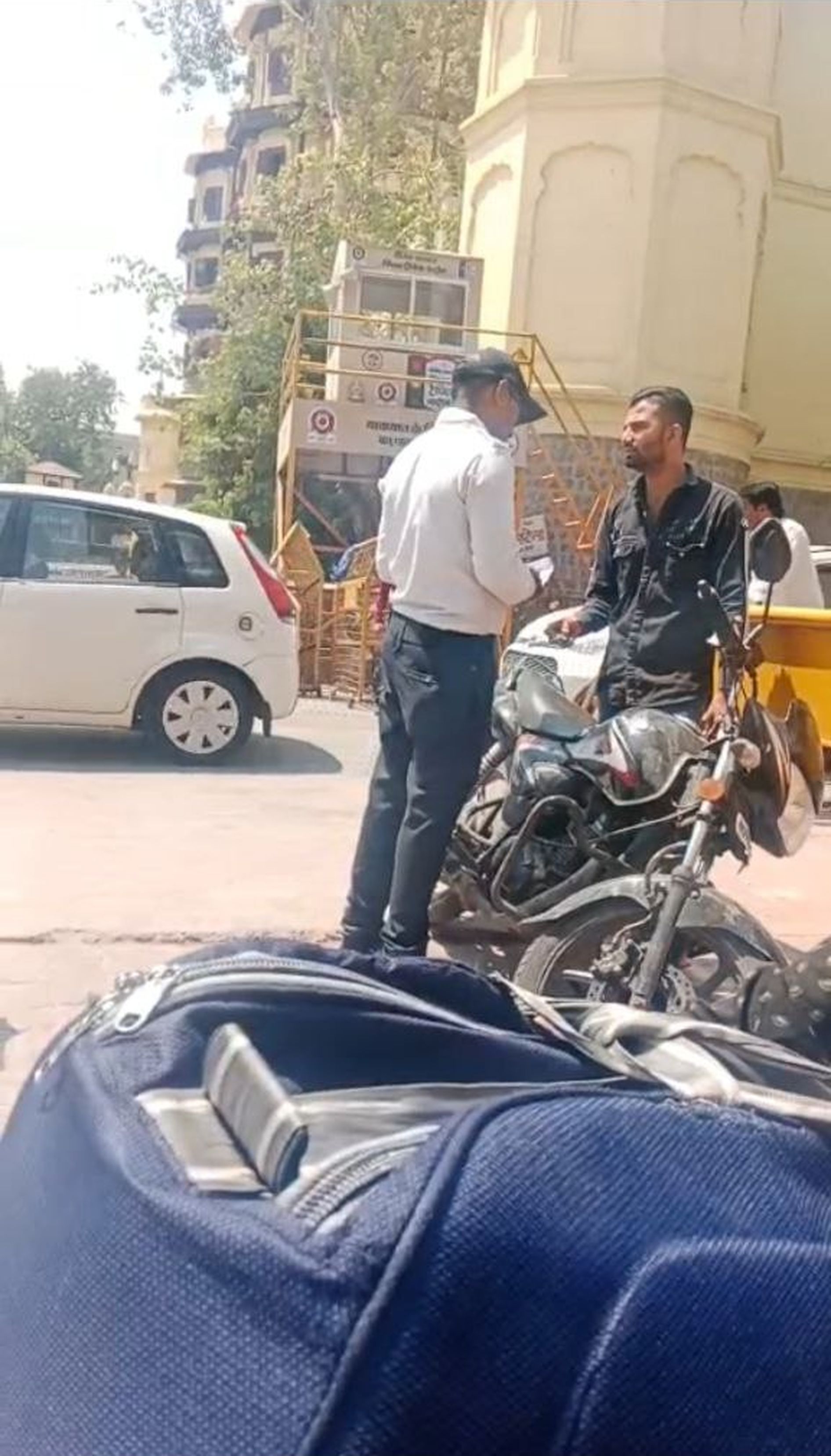 कमिश्नर साहब, आपकी पुलिस फर्जी रसीद कट्टे से कर रही वसूली