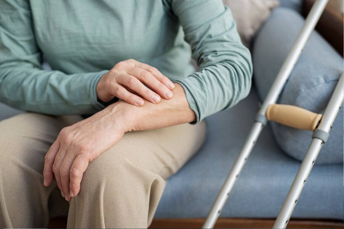 हाथ या पैर में कंपन, बोलने में कठिनाई? पार्किंसन रोग के लक्षणों को नज़रअंदाज न
करें