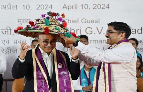 मुख्य अतिथी के रुप में डॉ रेड्डीज के सह अध्यक्ष एवम प्रबंध निदेशक जी.वी. प्रसाद का स्वागत छत्तीसगढ़ के खुमरी पहनाकर आईआईएम के डायरेक्टर राम कुमार काकानी ने किया। 