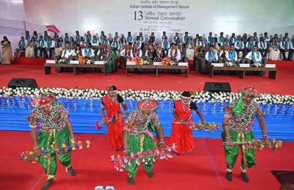 कार्यक्रम के दौरान राउत नाचा की प्रस्तुति दी गई।