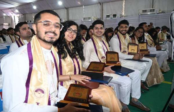 डिग्री मिलते ही चेहरे पर आई मुस्कूराहट ।