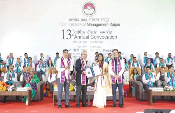 बुधवार को इस अवसर पर विद्यार्थियों को डिग्री प्रदान की गई।