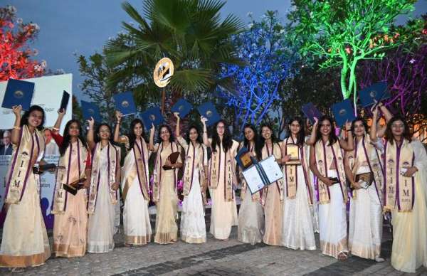 छात्राओं में डिग्री मिलने का सेलिब्रेशन ऐसे किया। 