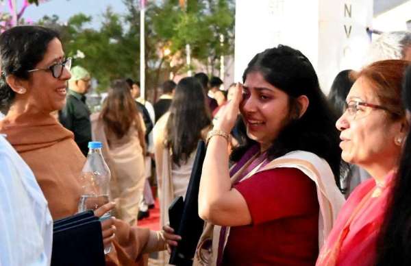 डिग्री मिलने की खुशी विद्यार्थियों में थी। छात्रा की खुशी से आंसू निकल आई थी।