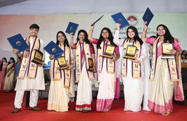 डिग्री मिलने पर फोटो शूट करवाते छात्राें का समूह। 