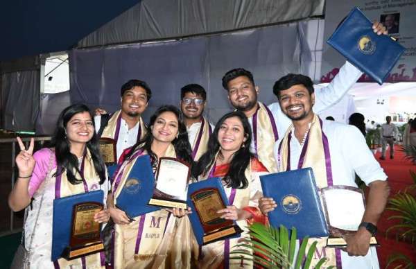 आईआईएम रायपुर का 13वां दीक्षांत समारोह में छात्राओं का समूह।