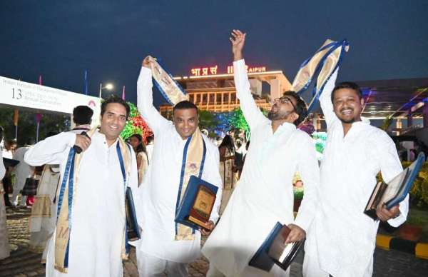 डिग्री मिलने पर खुशी से उछल पड़े छात्र