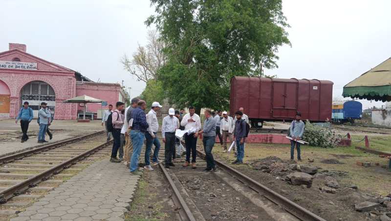 निरीक्षण करते हुए अधिकारी