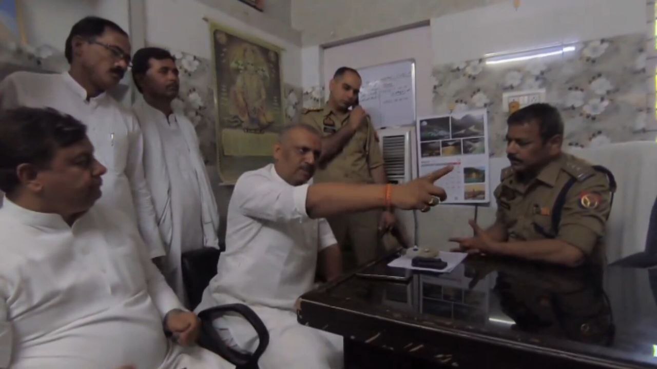वीडियो: सपा विधायक अमिताभ बाजपेई ने पुलिस से कहा- औकात हो तो रामनवमी में ऐसा
करके दिखाना