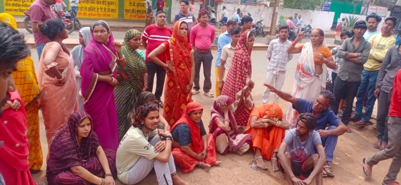 तीन दिन पूर्व घर से गायब हुई युवती का घर के बाहर कुए में उतराता मिला शव