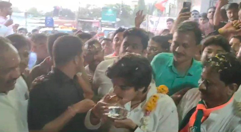 युवा सम्मेलन में पहुंचे महाआर्यमन ने कोलारस में खाई गुजिया