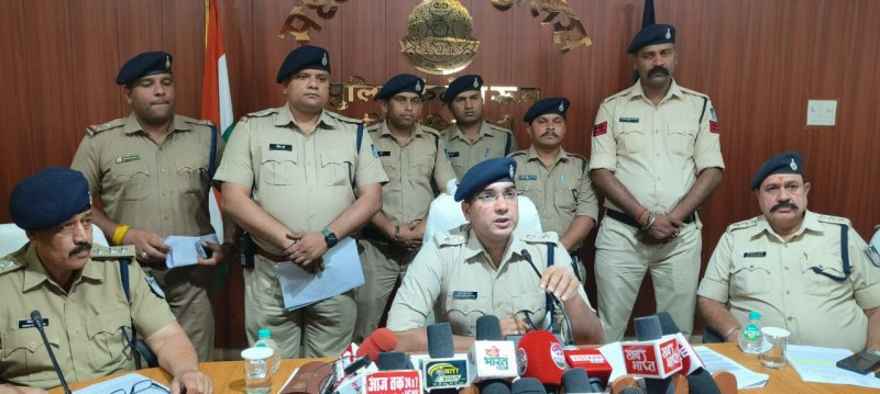 पुलिस सहायता केंद्र से 5 कदम दूर दुकान के चटकाए ताले