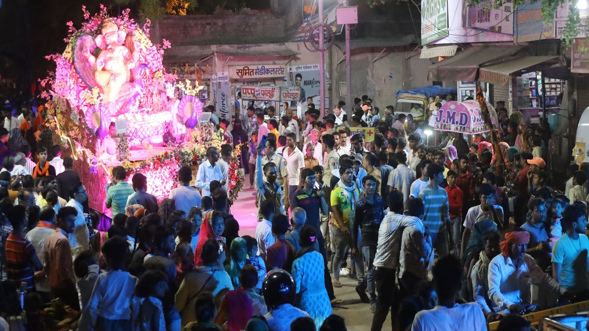 धूमधाम से निकली हनुमान शोभायात्रा, रंगी-बिरंगी रोशनी से जगमग झांकियां