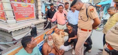 मंदिर क्षेत्र की समस्याओं के विरोध में चार घंटे धरने पर बैठे महंत