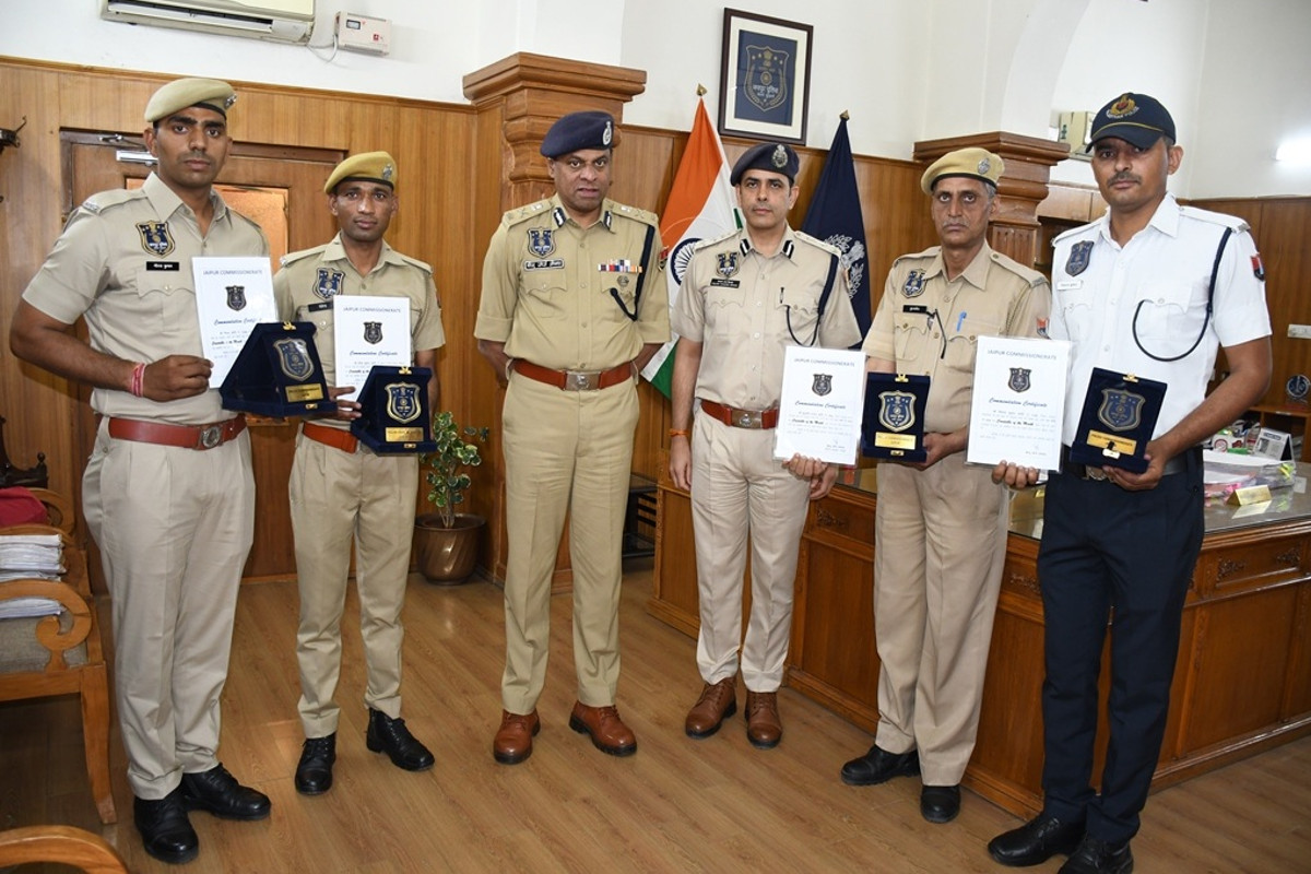 Police Commissioner Biju George Joseph gave Constable of the Month award to 5 policemen