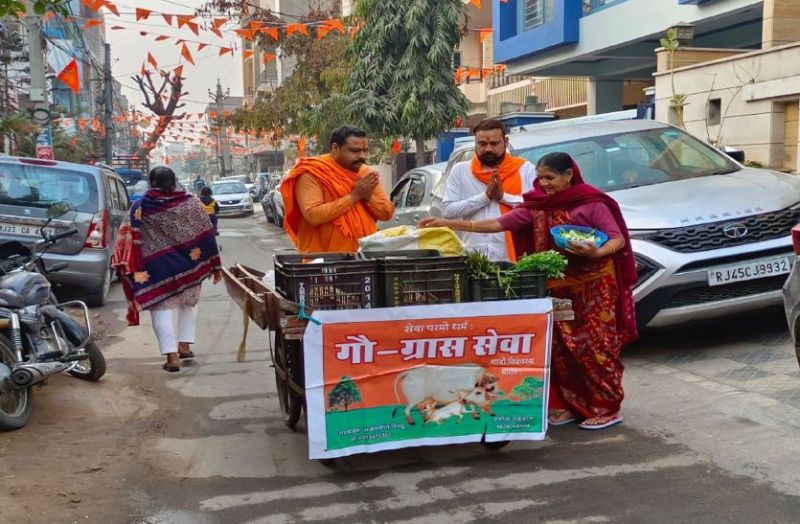 650 घरों से एकत्र कर रहे रोटी-चारा, गायों को अपने हाथ से खिला रहे