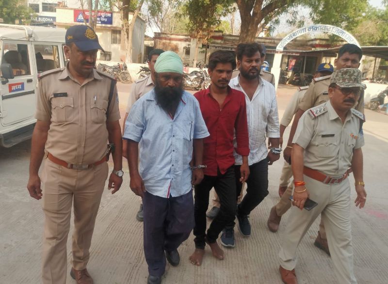 अवैध हथियारों की खरीद-फरोख्त करते तीन अंतरराज्यीय तस्करों को पुलिस ने पकड़ा