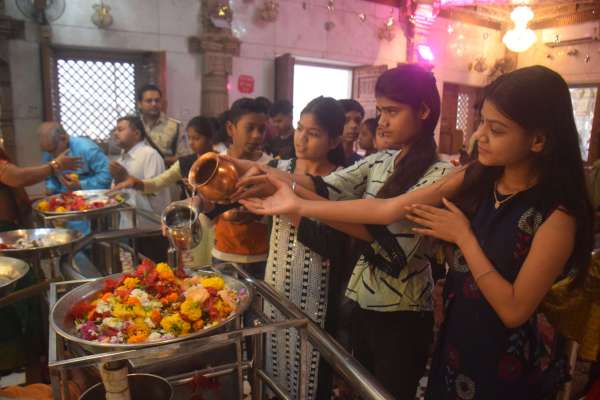 सुबह से श्रद्वालुओ की कतार 