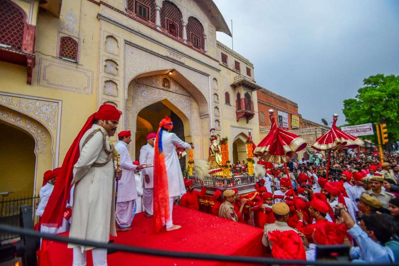 जयपुर में निकली गणगौर की सवारी। देखें तस्वीरें।