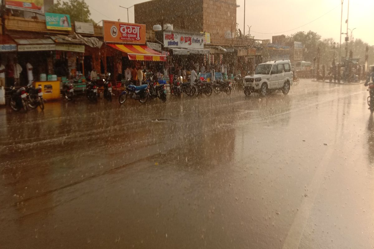 Watch Video: सीमांत जैसलमेर जिले में बारिश से सडक़ें हुई तरबतर
