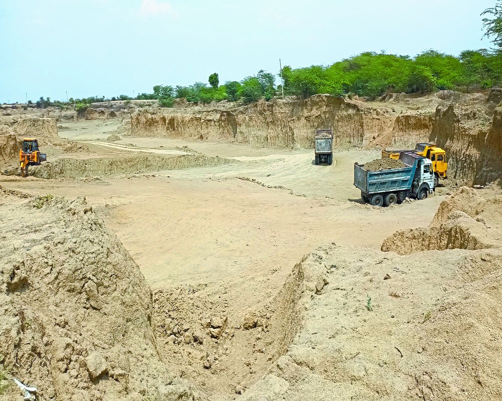 शहर में पुलिस और प्रशासन की नाक के नीचे हो रहा अवैध खनन Illegal