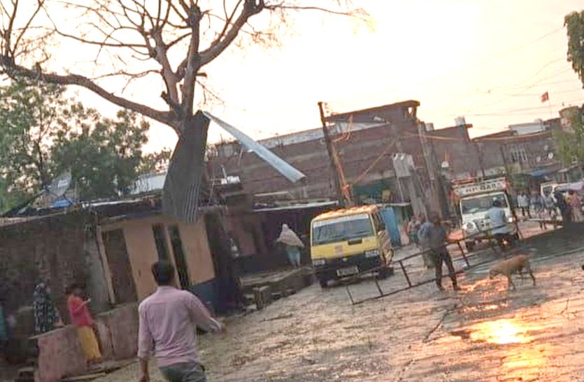 #Weather Alert Ratlam: आंधी ने मचाई तबाही, उड़े चद्दर एक की मौत, Video