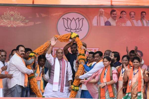 बिग-बॉस का घर है कांग्रेस, एक दूसरे के कपड़े फाड़ते है नेता, दंतेवाड़ा के जनसभा में बोले राजनाथ सिंह, देखें photosबिग-बॉस का घर है कांग्रेस, एक दूसरे के कपड़े फाड़ते है नेता, दंतेवाड़ा के जनसभा में बोले राजनाथ सिंह, देखें photos