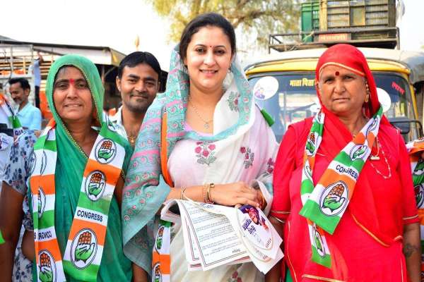 Himanshi Gehlot vote appeal for Vaibhav Jalore Sirohi Congress Candidate 4