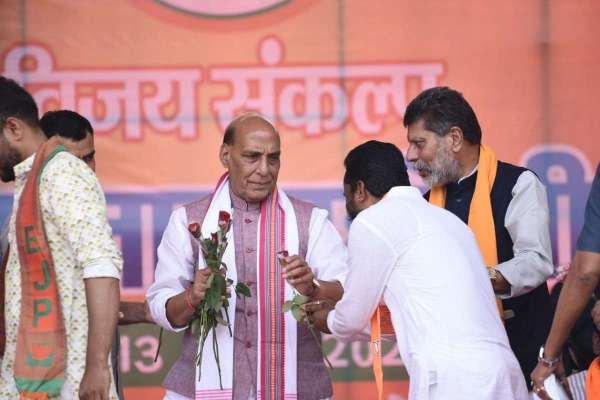 बिग-बॉस का घर है कांग्रेस, एक दूसरे के कपड़े फाड़ते है नेता, दंतेवाड़ा के जनसभा में बोले राजनाथ सिंह, देखें photos