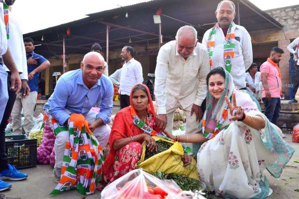 Himanshi Gehlot vote appeal for Vaibhav Jalore Sirohi Congress Candidate 8