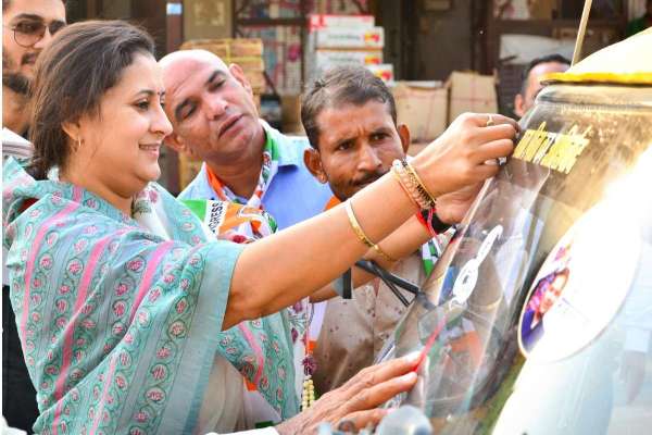 Himanshi Gehlot vote appeal for Vaibhav Jalore Sirohi Congress Candidate 7