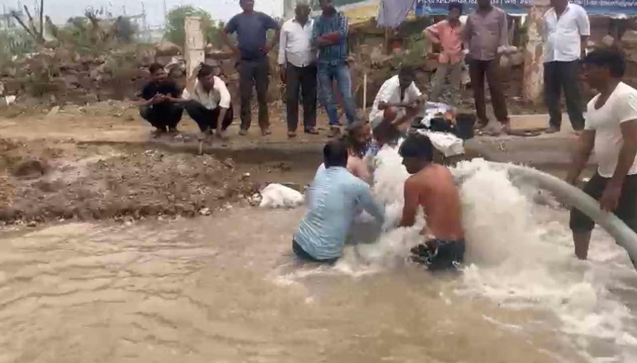 वीडियो : नागौर में टूट गया एक मीटर मोटी पाइपलाइन का वॉल्व, रविवार को यहां नहीं
होगी पानी सप्लाई