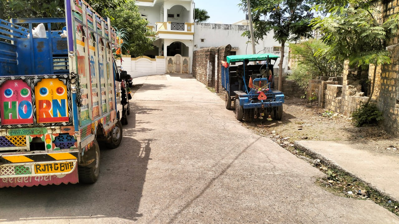 करोड़ों रुपए की सरकारी भूमि पर किया कब्जा, टीनशेड लगा खड़े कर रहे वाहन