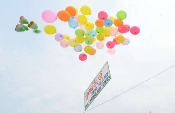 पत्रिका@रायपुर। जाबो संगी मतदान करे बर’’ गीत की धुन के साथ शनिवार की सुबह रायपुर लोकसभा के मतदाताओं को जागरूक करने के लिए स्वीप बाइक रैली कलेक्टोरेट से शुरू होकर आरंग पहुंची और वहां से अभनपुर होते हुए पुनः कलेक्टोरेट में पहुंची। इसके आगे-आगे स्वीप एक्सप्रेस चल रही थी। रैली में एक्सपेंडेचर ऑब्जर्वर रणविजय, आस्थानंद पाठक और अतिरिक्त मुख्य निर्वाचन पदाधिकारी निलेश क्षीरसागर, कलेक्टर डॉ. गौरव सिंह शामिल थे, जिसमें करीब हजार की संख्या में बाइक और स्कूटर सवार सहभागिता दी।